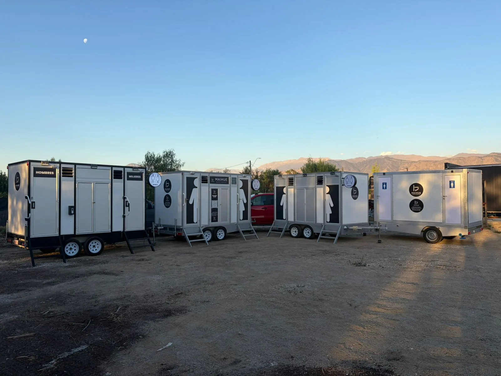 Tráiler baño móvil Maihue instalado en un evento al aire libre en una parcela de Santiago