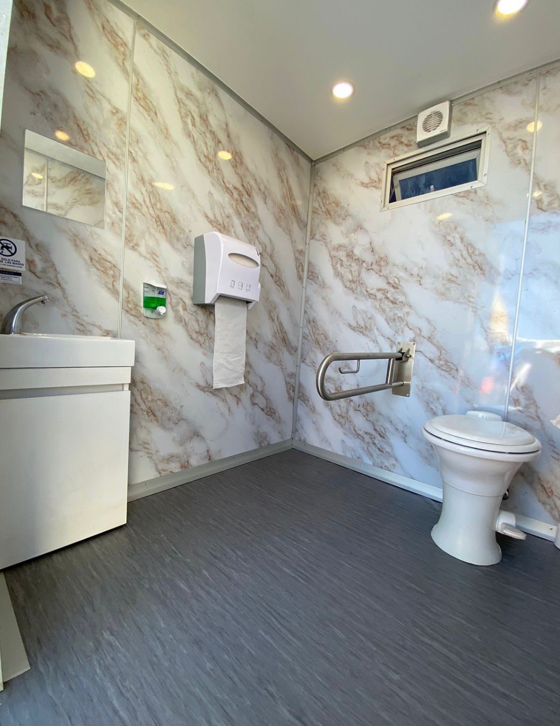 Interior del tráiler baño móvil de lujo Maihue con acabados premium para eventos en Santiago
