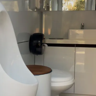 Urinario e inodoro en el baño de varones del tráiler estándar