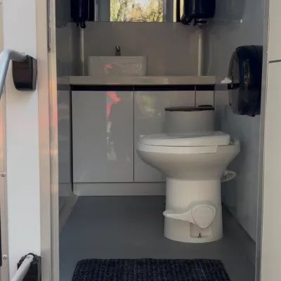 Interior del tráiler estándar visto desde la puerta, con inodoro y vanitorio