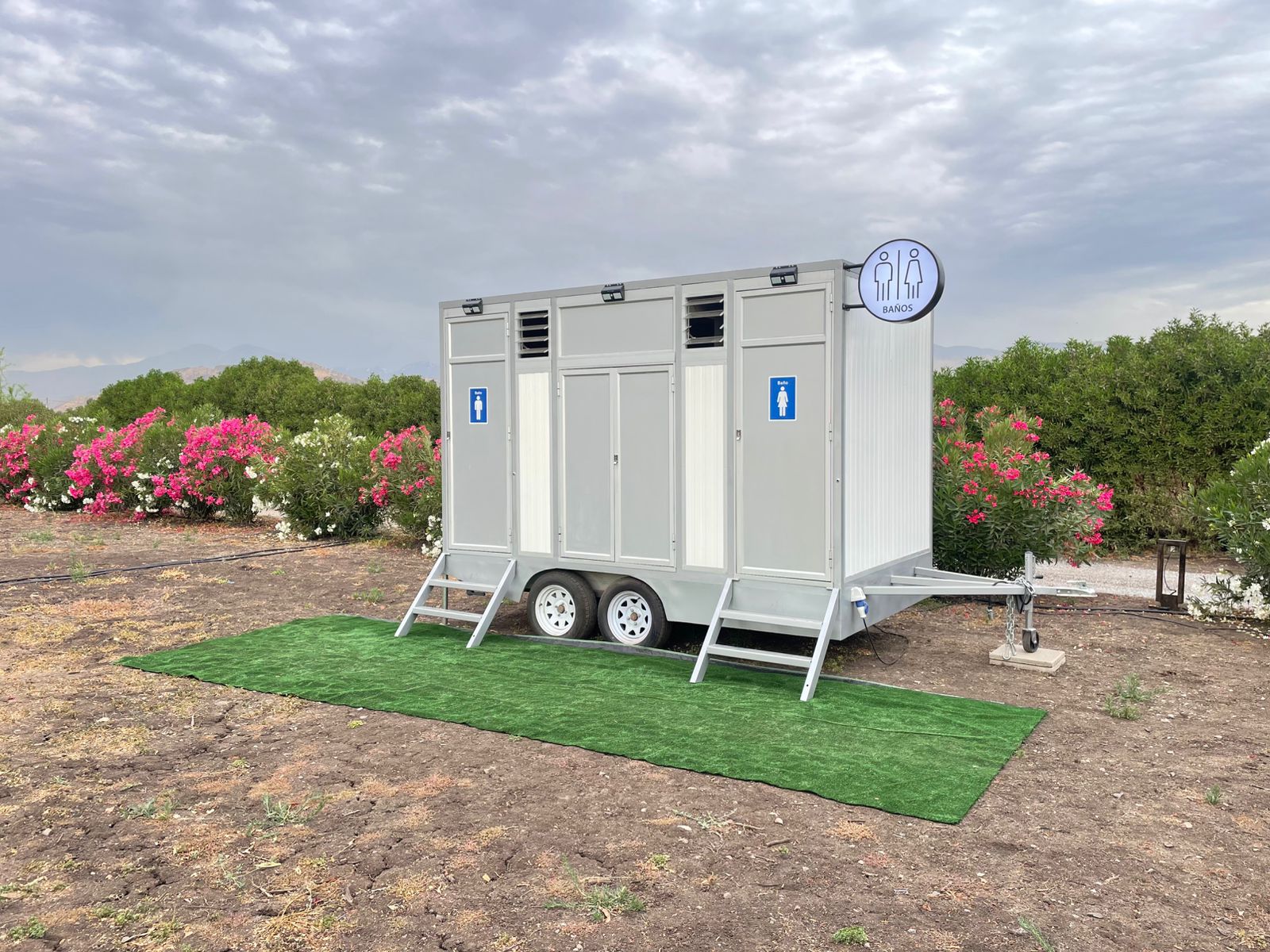 Tráiler baño móvil de lujo Maihue para arriendo en eventos en Santiago