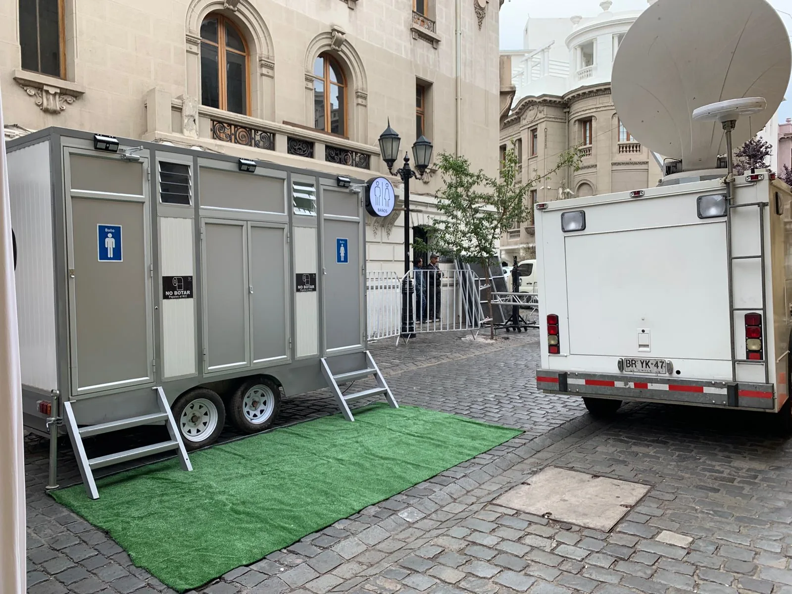 Dos tráileres baños móviles Maihue lado a lado para eventos de más de 400 invitados