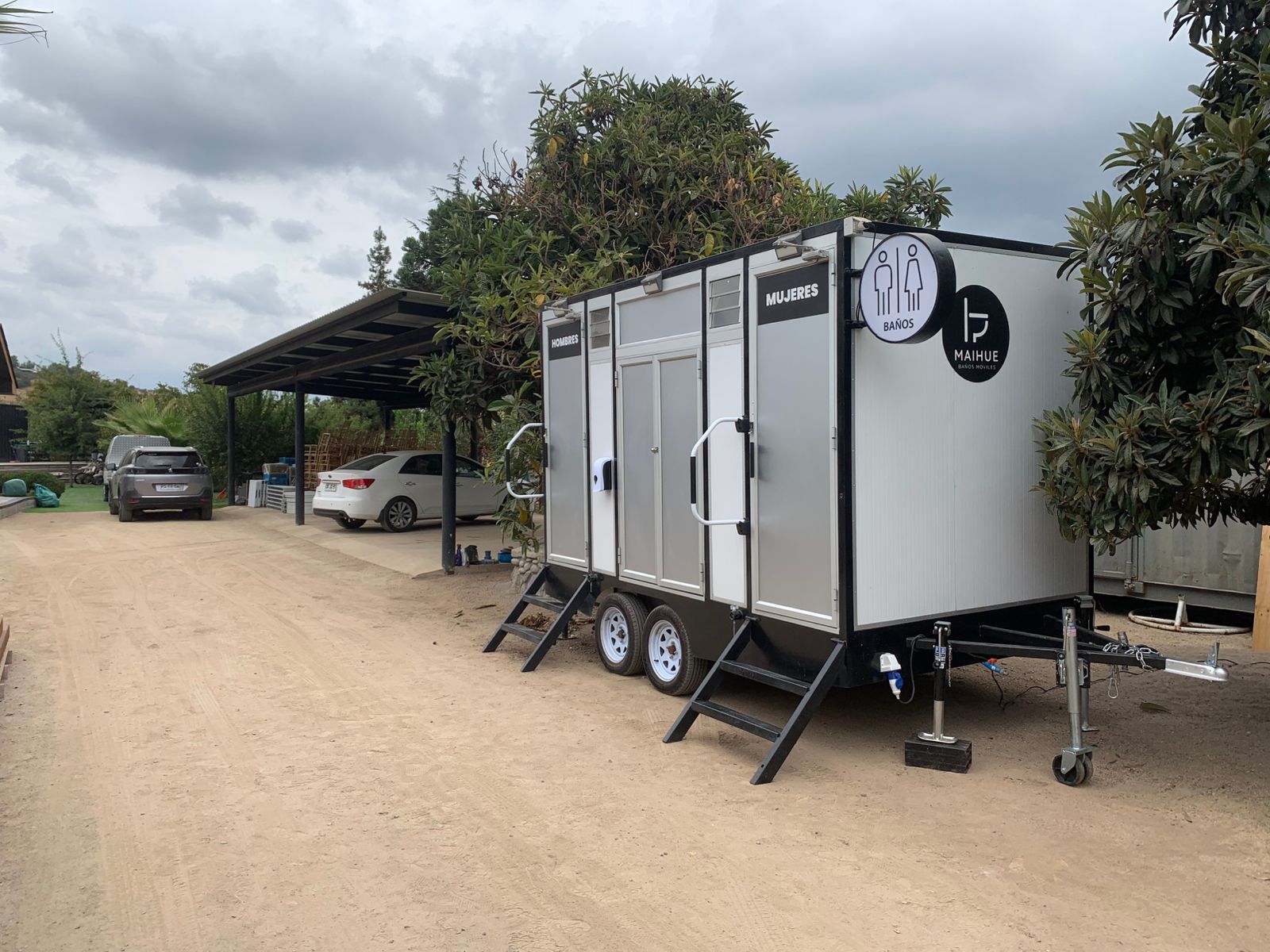 Exterior del tráiler baño móvil de lujo Maihue estacionado para instalación en terreno