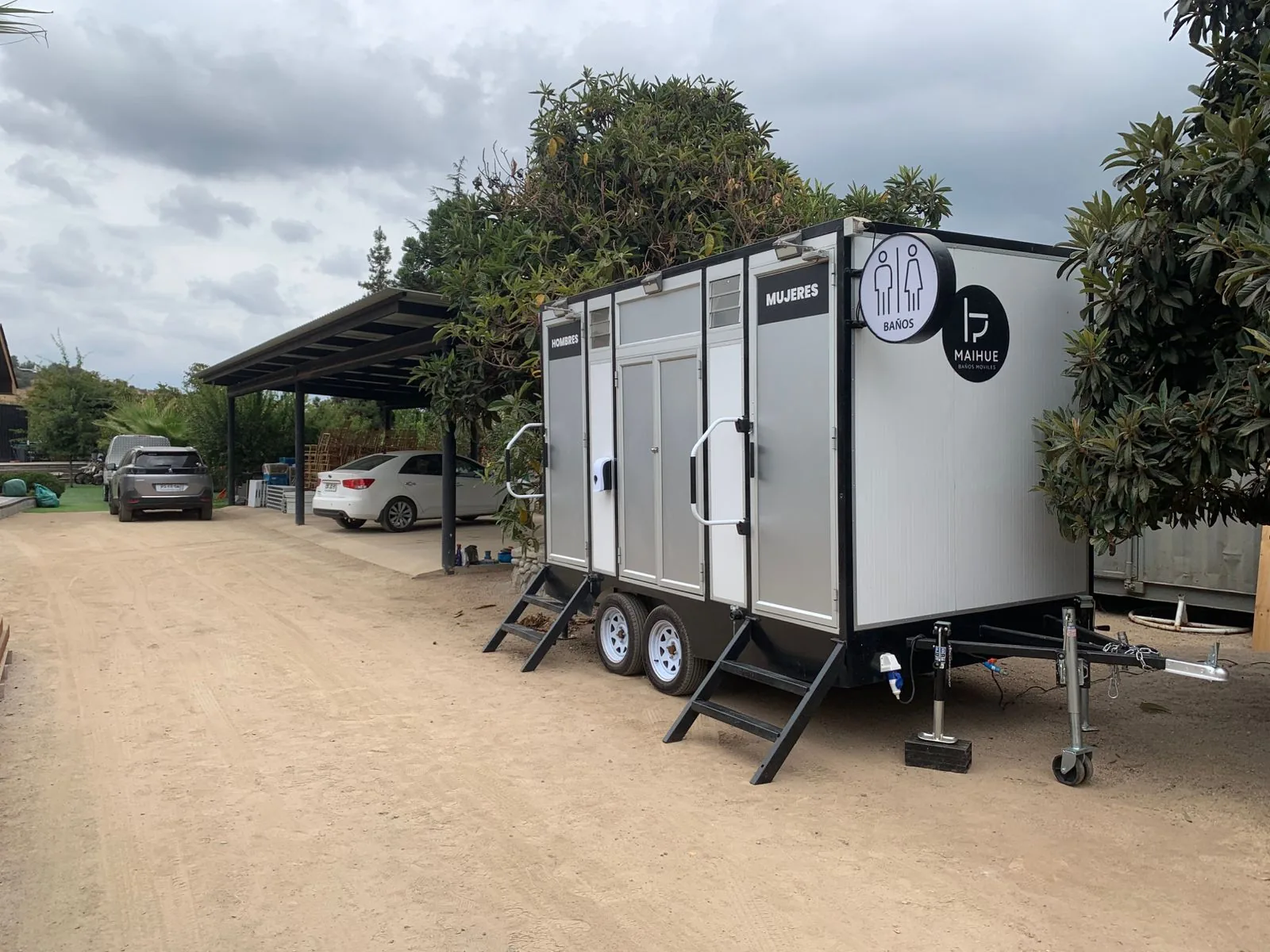 Exterior del tráiler baño móvil premium Maihue estacionado para instalación en terreno