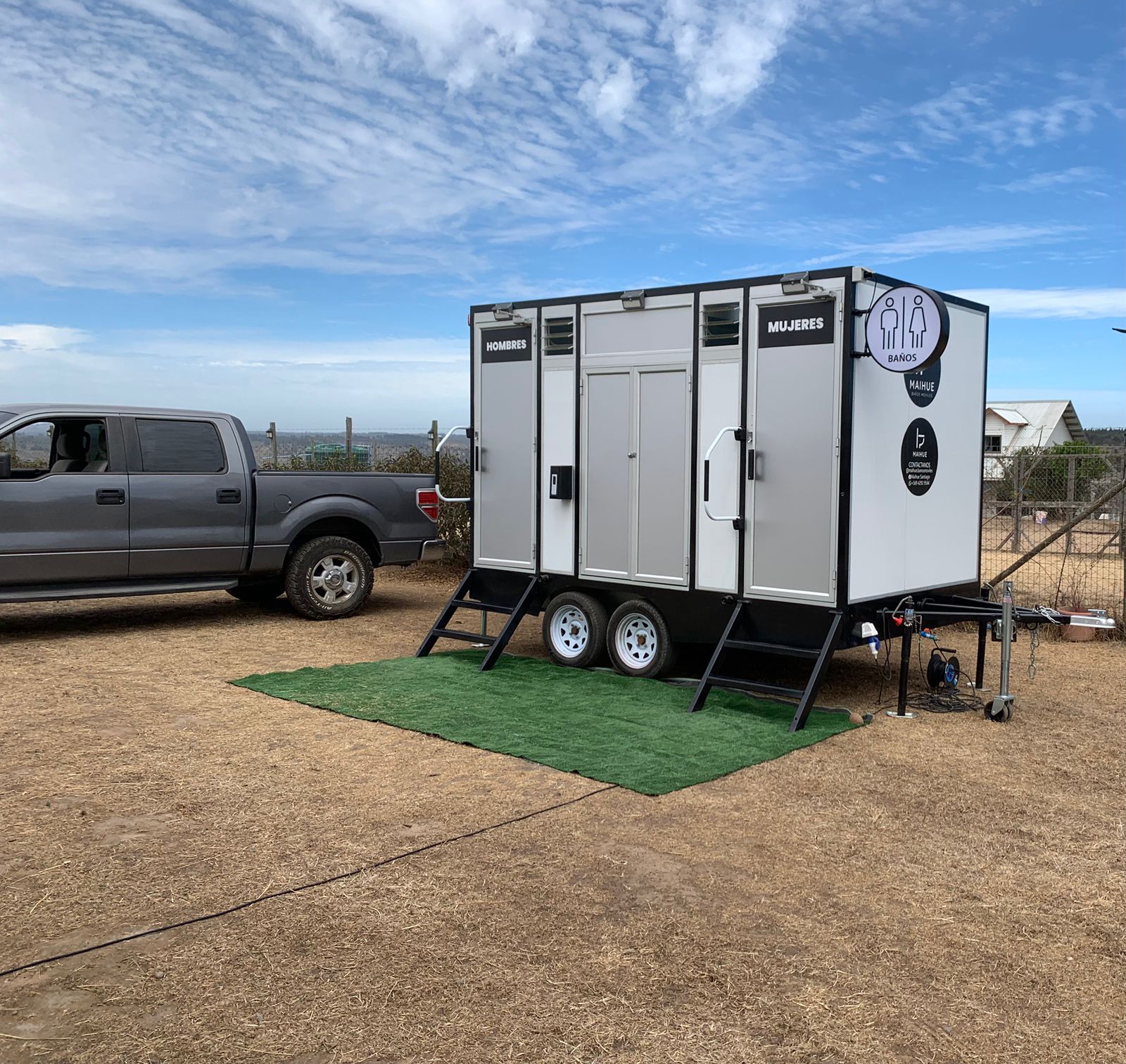 Módulo baño móvil de lujo Maihue instalado en matrimonio en Santiago